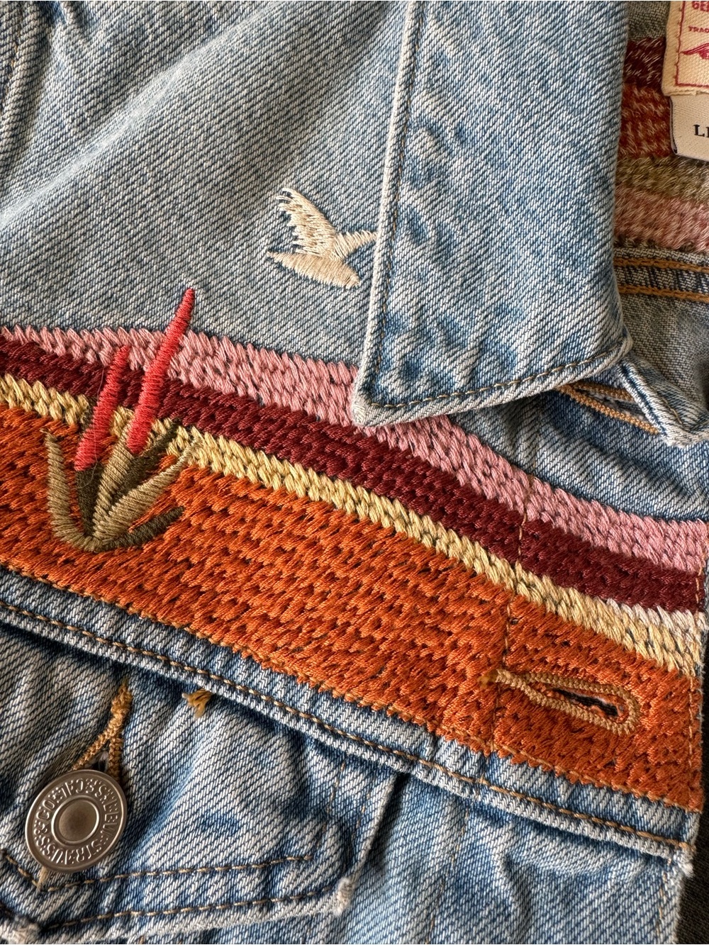 Levi's Light Blue Denim Vest with Sunset Desert Embroidery - Picture 3 of 7